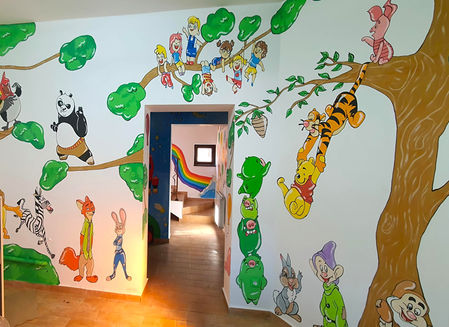pictură murală copii, decor perete grădiniță, picturi pereți desene animate, decor interior joacă, pictură perete personaje Disney, desen Winnie the Pooh perete, artă murală colorată copii, personaje animate pictate pe perete, decor vesel cameră copii.