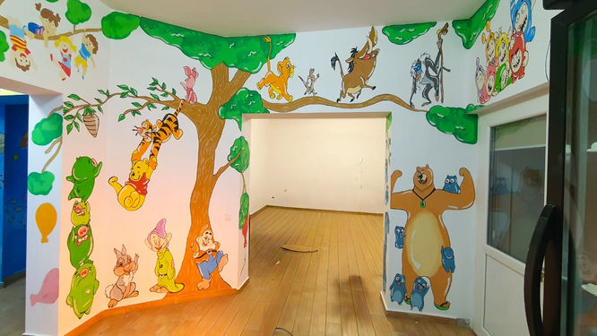 picturi pereți copii, decor mural poveste, desen animat perete, artă educațională, personaje de poveste pe perete