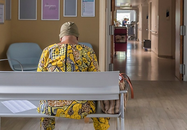 Une personne attendant dans la salle d'attente de l'hôpital
