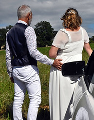 Couple de marié appuyés sur une voiture 