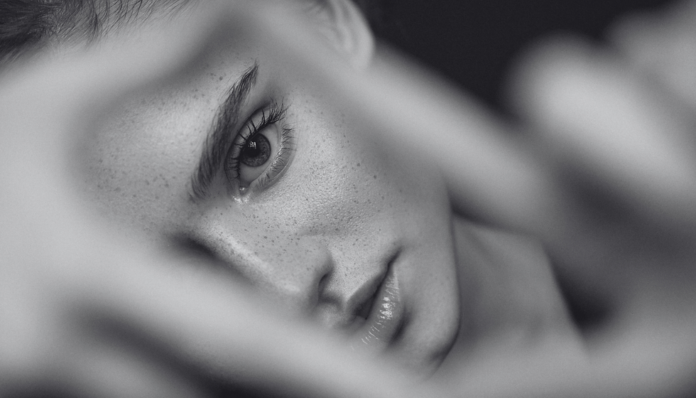 Frau nach antiaging Facelifting Massage in Graz bei Paulina Haushofer im Glow Face Studio.