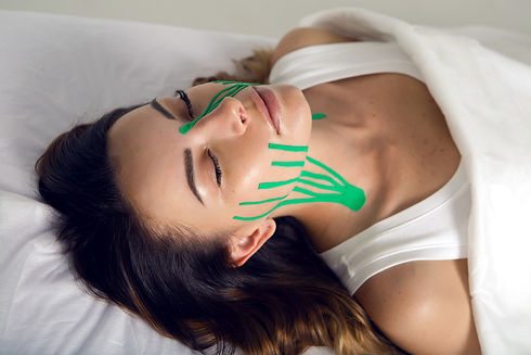 Kinesio Face Taping Graz – natürliche Lifting-Methode zur Förderung der Lymphzirkulation und Reduktion von Falten