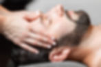Therapeutische Gesichtsmassage zur Linderung von Kieferschmerzen, Kopfschmerzen .