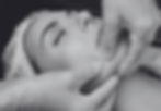 Frau erhält eine Buccal Massage zur Linderung von Kieferschmerzen und Kopfschmerzen.
