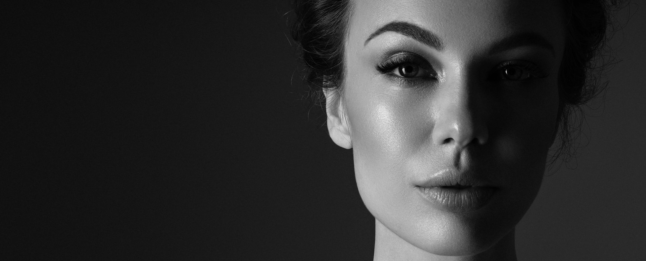 Elegantes Porträt einer Frau mit strahlender Haut – Symbol für natürliche Schönheit & Face Lifting Massage Graz