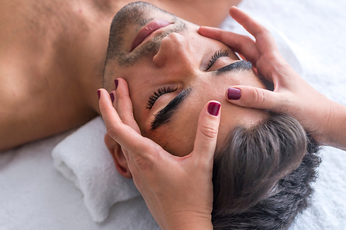 Gesichtsmassage für Männer im Glow Face Studio Graz – entspannende manuelle Lifting-Technik für definierte Gesichtszüge