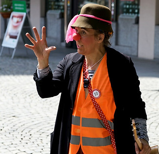 Clown Susi bringt Pasanten zum lachen.