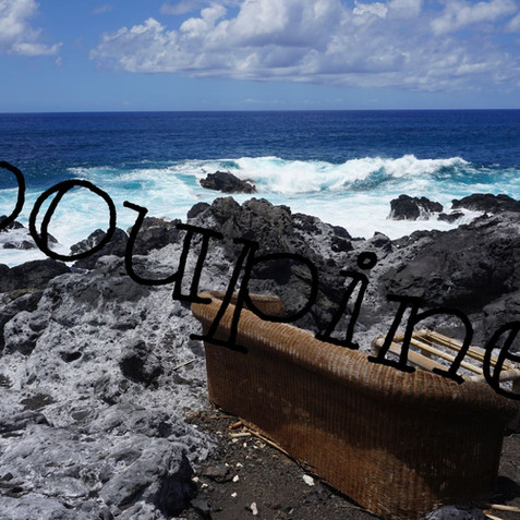 old couch lava rock ocean view waves la réunion_poupinespix.jpg