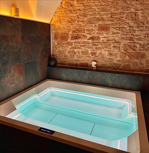 Jacuzzi suite appartement metz location hotel room piscine swim welness .png