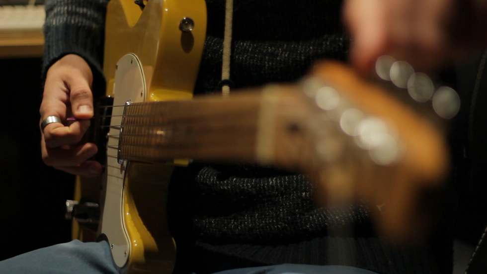guitarra primer planol 2.png