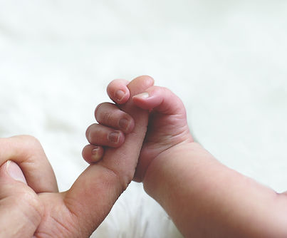 Pflegekraft hält Hände eines Patienten in der außerklinischen Intensivpflege NRW Kinderintensivpflege