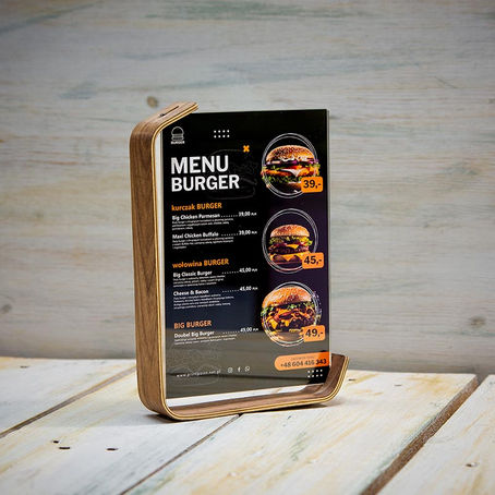 Designer wśród stojaków