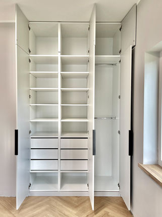 EKKE Mēbeles specializējas mēbeļu izgatavošanā pēc pasūtījuma. Piedāvājam individuāli izstrādātus mēbeļu projektus, iebūvējamos skapjus un citus risinājumus, pielāgotus katra klienta vajadzībām. Mūsu komanda nodrošina pilnu pakalpojumu ciklu – no 3D vizualizācijas līdz gatavu kvalitatīvu mēbeļu montāžai. Ja meklē uzticamu partneri mēbeļu ražošanai, EKKE Mēbeles ir pareizā izvēle.
Mēbeles pēc pasūtījuma | virtuves | skapji | iebūvēti skapji | vannas istabas mēbeles