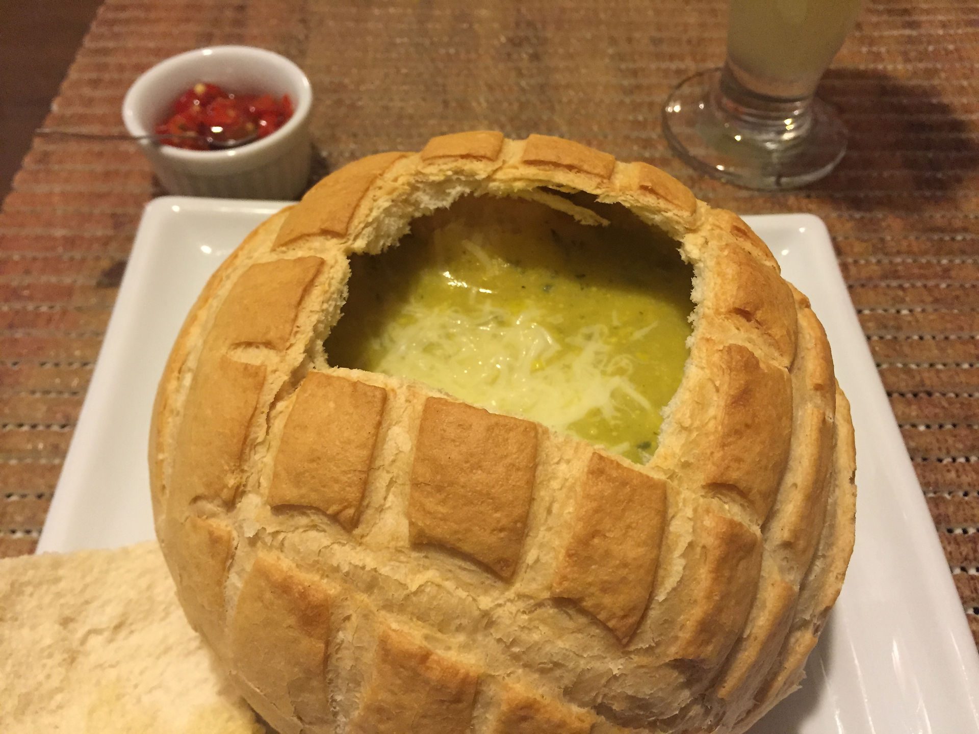 creme de legumes servido no pão