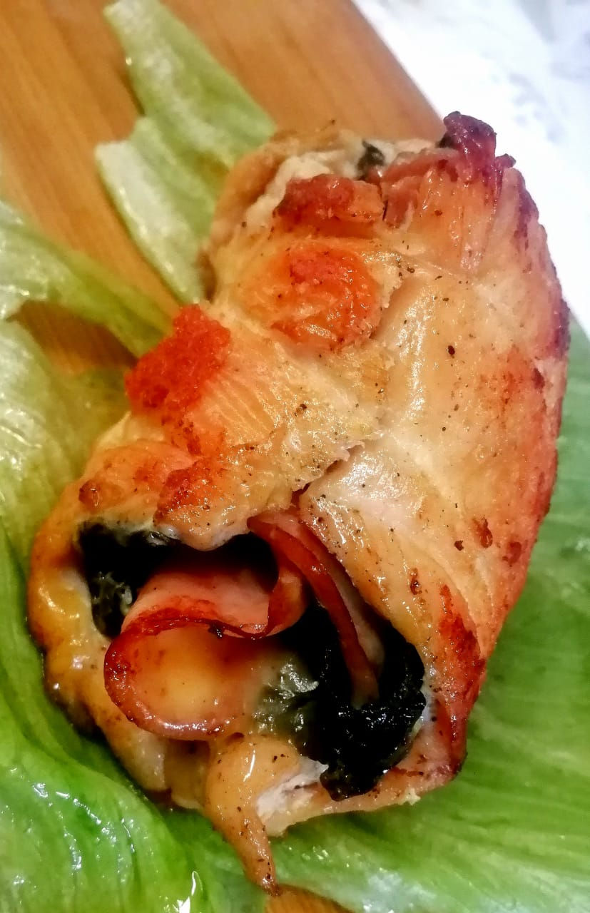 Pechugas rellenas de jamón ahumado, queso y espinaca