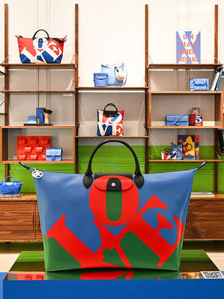 Longchamp x Robert Indiana: uma collab inusitadamente incrível