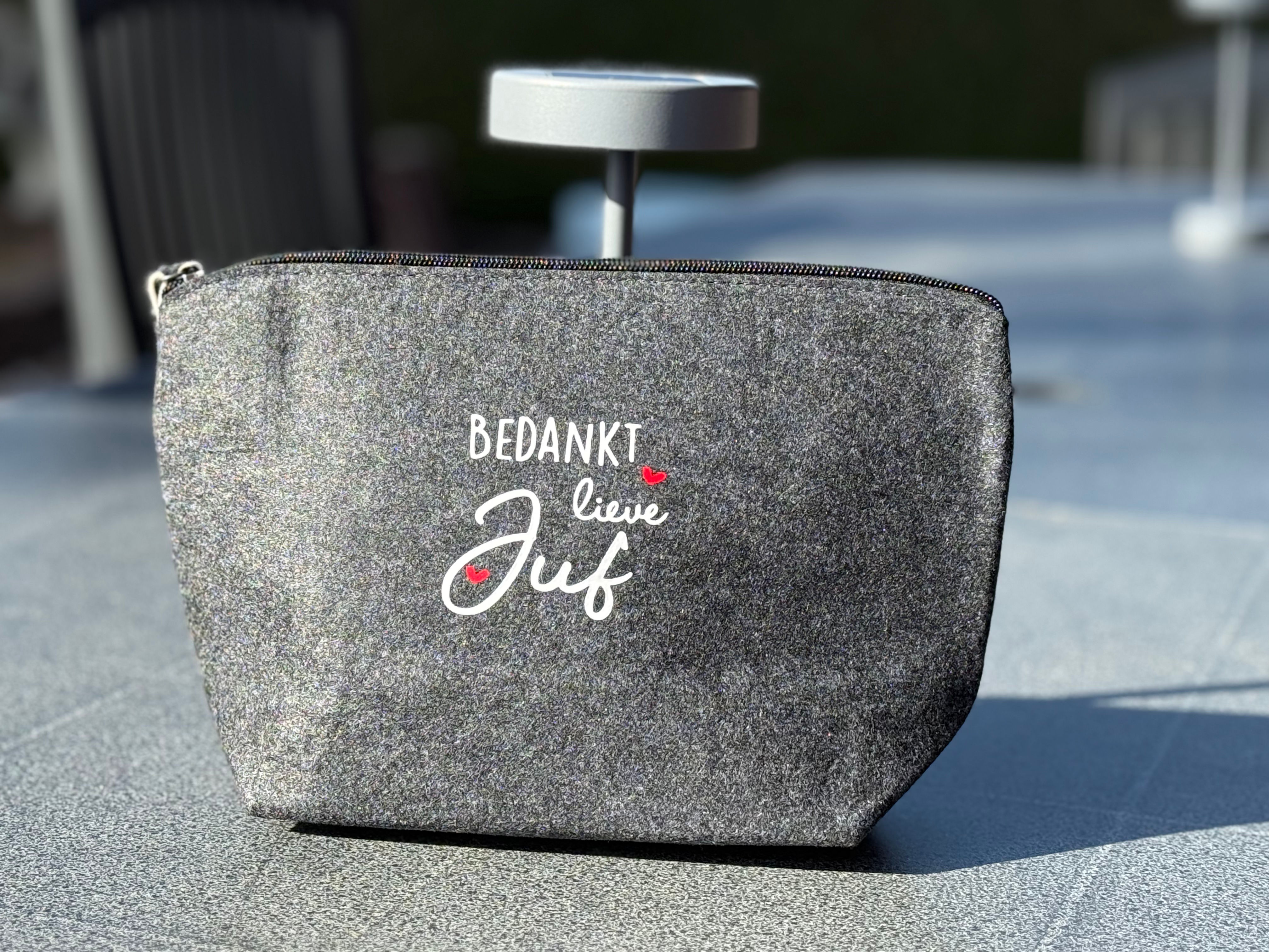 Vilt tasje met bedrukking ‘juf’ (19x18x9cm)