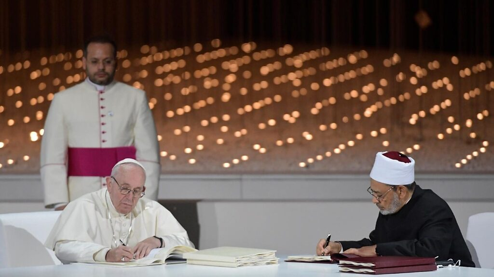 Pope Francis and Ahmed el-Tayeb sign the Document on Human Fraternity。Credit: Vatican News