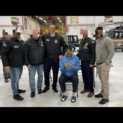 An image circulating online shows Venezuela’s president handcuffed and giving a thumbs-up, flanked by individuals in DEA jackets, amid unverified claims of a U.S. law-enforcement operation.