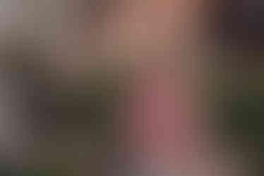 Mooiste dorpen Elzas. Elzas - de Elzas - Elzas Frankrijk - Kerstmis - kerstmarkt elzas - reis kerstvakantie - elzas vakantie - uitjes kerstvakantie - Meisje aan de fontein in Equisheim