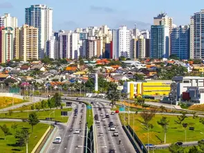 Motociclista colide contra placa de sinalização e poste no Anel Viário em São José dos Campos