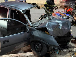 Mulher fica ferida após bater carro contra poste na zona norte de São José dos Campos