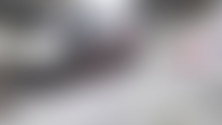 Caminhão da coleta de lixo afunda após asfalto ceder na Zona Norte de São José dos Campos