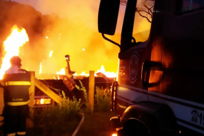 Incêndio destrói segundo andar de casa de alto padrão em Campos do Jordão
