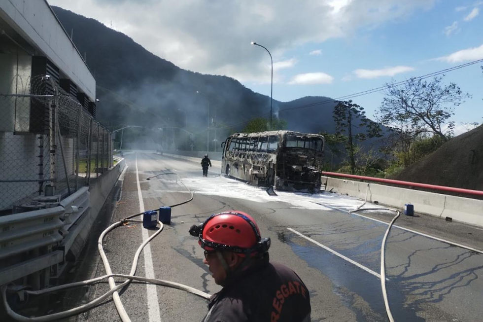 Ônibus pega fogo e bloqueia trecho do Contorno Sul em Caraguatatuba
