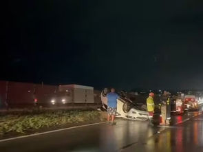 Carro capota após colisão com carreta na Dutra em São José dos Campos