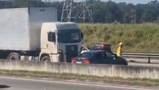 Defesa de motorista de caminhão que arrastou carro na Via Dutra em São José dos Campos diz que ele não fugiu; PRF contesta versão