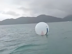Criança é resgatada após ficar à deriva em bolha inflável no mar em Ubatuba