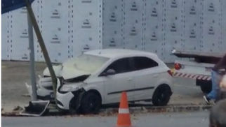 Carro bate em poste de câmera do CSI e danifica semáforo na Avenida Andrômeda, em São José dos Campos