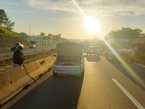 Pane em veículo provoca congestionamento de 3 km na Via Dutra, em São José dos Campos