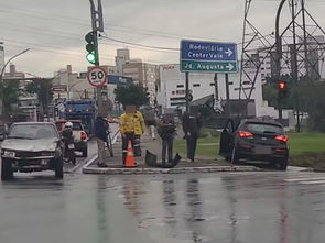Acidente entre dois carros deixa mulher ferida na Avenida Nelson D’Ávila, em São José dos Campos