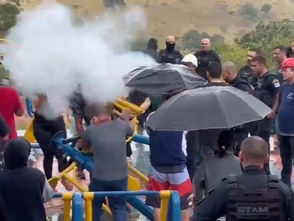 Moradores são dispersados com spray de pimenta durante protesto na zona norte de São José dos Campos
