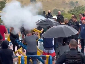 Moradores são dispersados com spray de pimenta durante protesto na zona norte de São José dos Campos