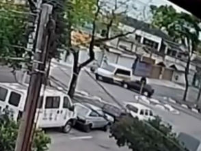 Van escolar com alunos bate em árvore após ser atingida por carro na zona sul de São José dos Campos