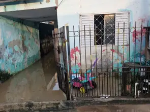 Chuva causa alagamentos na Vila Guarani, em São José dos Campos