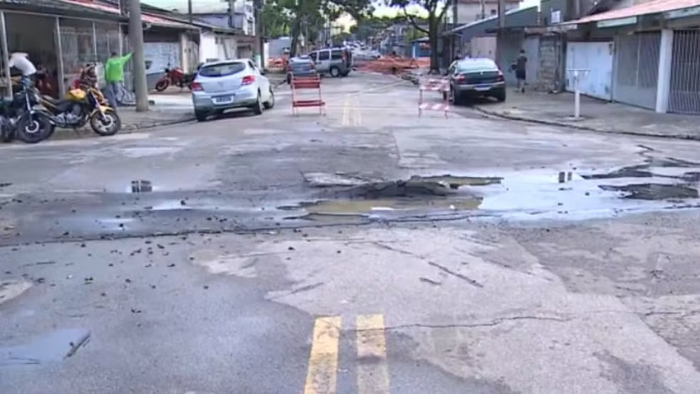 Asfalto afunda em rua onde duas crateras se abriram e preocupa moradores do Jardim Imperial em São José dos Campos