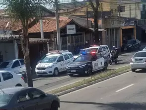 Farmácia é alvo de roubo e suspeito foge após abandonar carro na zona leste de São José dos Campos