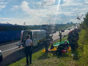 Engavetamento entre dois ônibus e três carros deixa 10 feridos na Via Dutra, em Caçapava