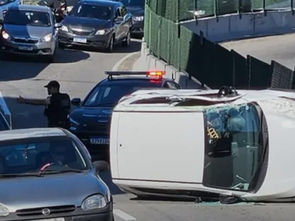 Carro tomba e causa congestionamento na região central de São José dos Campos