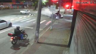 Colisão frontal entre carros é registrada na Vila Industrial, em São José dos Campos