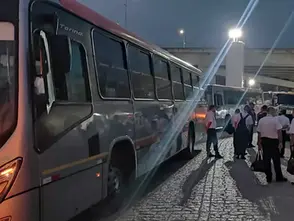 Ônibus do transporte público atrasam saída em São José dos Campos