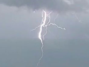 Tempestade soma 3.520 quedas de raios e provoca estragos em São José dos Campos e região