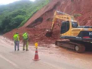 Rodovia Rio-Santos opera em “Pare e Siga” após queda de barreira em Juquehy, na Costa Sul de São Sebastião