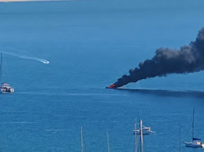 Incêndio em embarcação mobiliza Bombeiros e Marinha entre São Sebastião e Ilhabela
