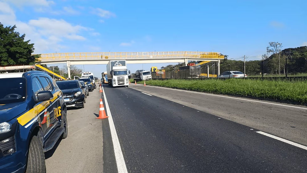 Engavetamento com seis veículos deixa um ferido e causa 7 km de congestionamento na Via Dutra, em São José dos Campos