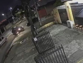 Pai e filho ficam feridos em acidente entre moto e carro na Vila Tesouro, em São José dos Campos